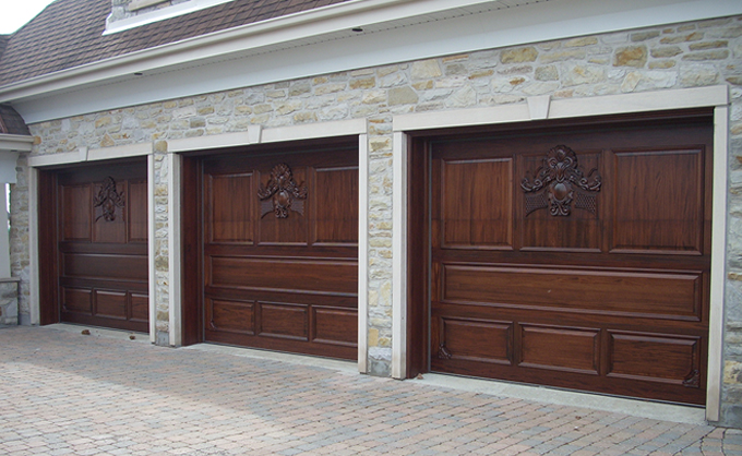 Portes de garage en bois gravées